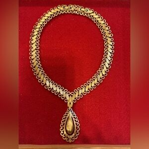 Elegant Gold Necklace with Teardrop Pendant